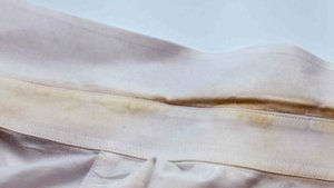 Отстирала желтые воротнички без отбеливателя — результат шокировал!