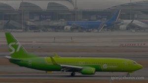 Боинг 737 авиакомпании Сибирь - S7 Airlines прибывает в аэропорт Бангкока.