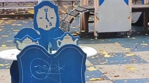 КРАСОТА ВО ДВОРЕ ДОМА В ПИТЕРЕ . ОСЕНЬ 2025 г