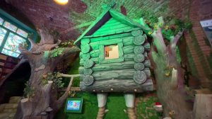 детский  образовательный музей Эврика прислал   мастер арт бетона Хворов. делал  домик  бабы  яги.