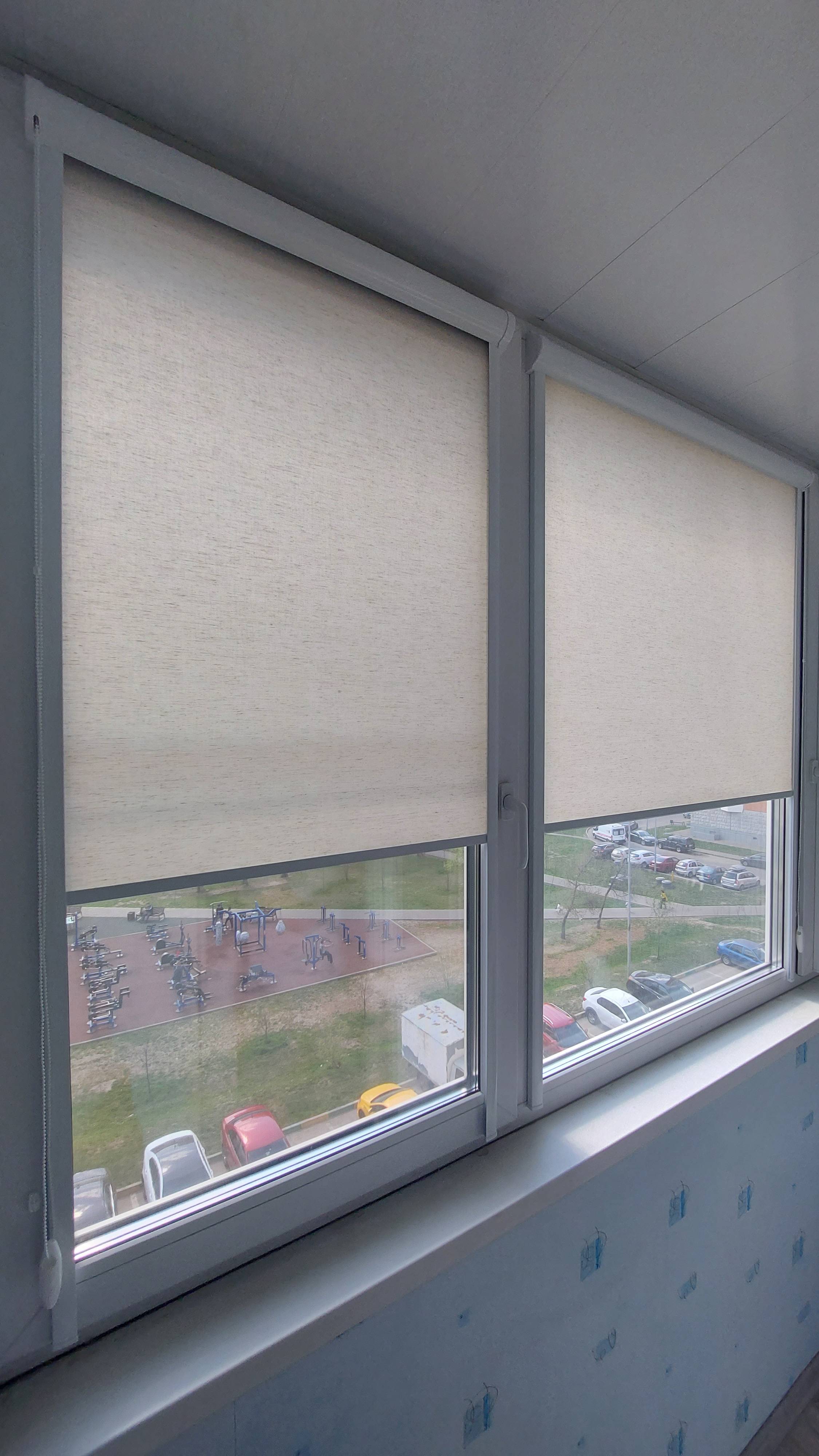 Кассетные рулонные шторки с направляющими УНИ 2. Ткань Сахара серый. Монтаж на раму.