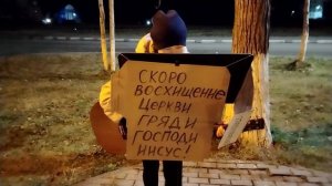 Пою на улице песни мои