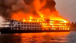 Круизный лайнер загорелся на Ниле в первый день путешествия