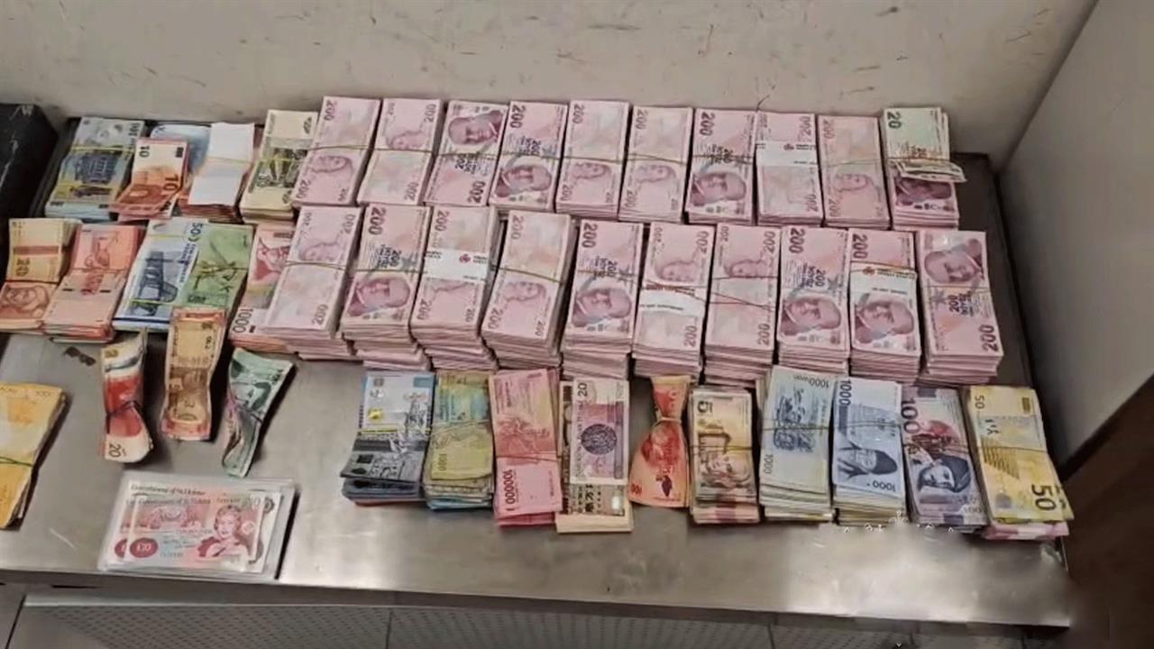 Таможенники Шереметьево задержали россиянина с купюрами разных стран на $100 тыс.