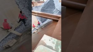 Строительство, разгрузка баржи с гравием