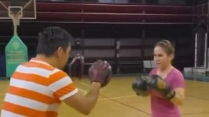 💥У Мэнни Пакьяо настоящая боксёрская семья!
На видео он тренирует свою жену