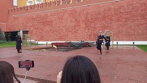 Москва. Александровский парк. Вечный огонь. Смена караула