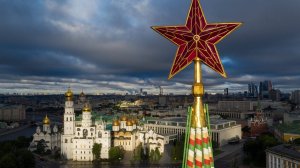 Первая пятиконечная звезда на Спасской башне Московского Кремля