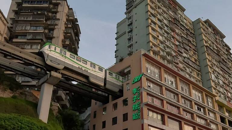 Чунцин. Монорельс проезжает через дом
