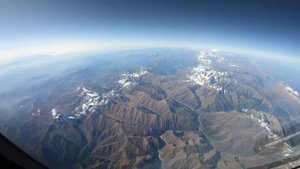 Полёт из Еревана в Москву Красивый вид на Кавказские горы из кабины пилотов .