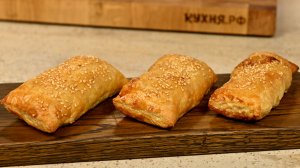 Слоеные конвертики с судаком, жареным луком и беконом