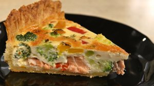 Киш-лорен с семгой, брокколи и печеным перцем