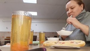 ЗАВТРАКАЕМ В КАФЕ ИДЁМ В МУЗЕЙ.