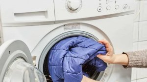 Не неси в химчистку! Отстирай пуховик сама — безопасный способ