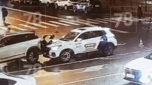 В Питере автоледи перепутала педали и покалечила инспектора ДПС