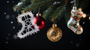 Сапожок крючком - новогоднее украшение (брюггское кружево) - мастер класс