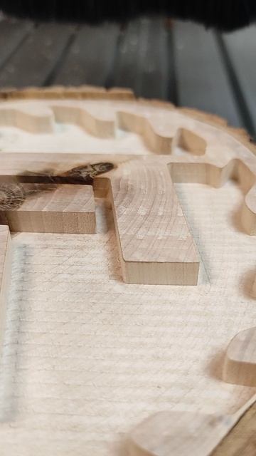 Результат фрезеровки клена в плоскости спила. Фреза с выбросом стружки вниз для станков с чпу. смотреть онлайн