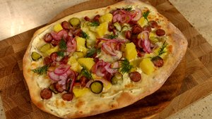 Флямекеш с копчеными колбасками и маринованным луком