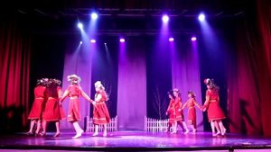 Маша Еремеева и Варя Юрецкая в окружении участниц "Перспективы". - За рекой горят огни