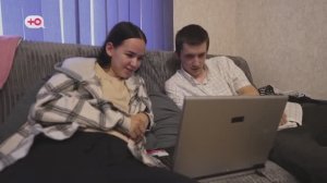 Общается с другим, пока парень на работе