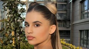 Диана Анкудинова в роли блондинки.