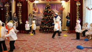 Танец снеговиков с метелками в младшей или средней группе