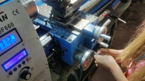 Внучка в гостях. Осваивает токарный станок RC280f660. Первая стружка!!!