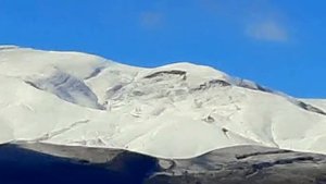 Путешествие по горным районам Дагестана, весна в горах Табасарана, шум ветра, высако в горах снег