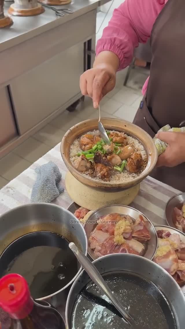 Традиционный рис с курицей в глиняном горшочке, приготовленный на углях в Малайзии