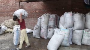 Процесс изготовления ящиков для фруктов из пластиковых отходов у