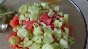 Салат с арбузом, огурцом, фетой, мёдом и мятой. Впервые пробуем такое комбо