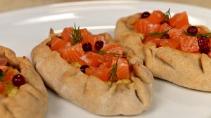 Карельские калитки с картофелем и лососем домашнего посола