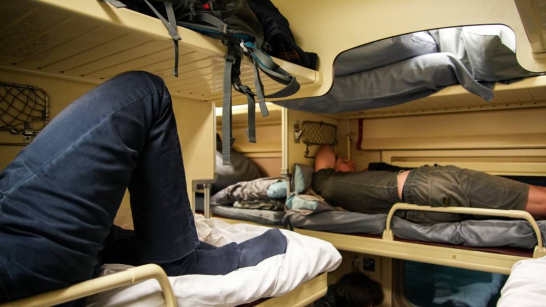 Голая полка: РЖД больше не включает в стоимость билета постельное белье