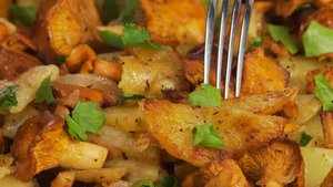 Жареный картофель с лисичками