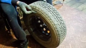 Как за секунду достать старые шипы из зимней резины #лайфхак #дляжизни #мото