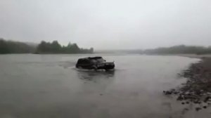 вплавь на land cruiser 80 по реке, знаменитое видео, не моё!