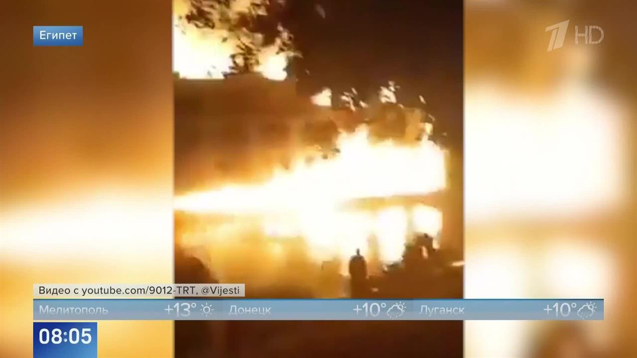 Туристический лайнер сгорел дотла во время первого круиза в Египте: видео