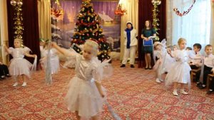 Снежинки. Новогодний танец во второй младшей группе.