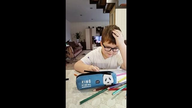 У ребенка каникулы. Злая бабушка заставляет писать.