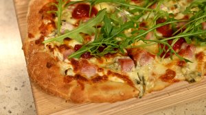 Римская пицца с окороком, томатным джемом и голубым сыром