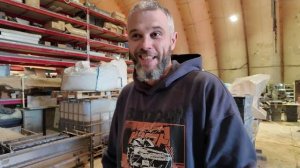 Михаил в деле. Заливаем тумбу и станину