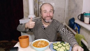 быстрый обед с Рыжулей. спешу собрать модуль. мукбанг. обжор. еда на камеру. диета. шизофрения.