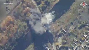 Кадры уничтожения моста через реку Волчья в Днепропетровской области