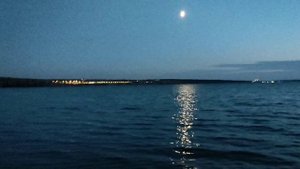 На Обском море 🌊 перед Хэллоуином Баба Яга 🦹 забыла свою метлу. Луна 🌓, море 🌊 и духи утопших 🎃