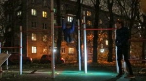 Крутой мужик на турнике качает пресс лучше меня