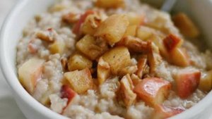 Овсянка с яблоками.