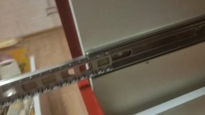 Фиксация выдвижного мебельного ящика на кухне