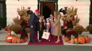 Президент США и его супруга Мелания раздают конфеты детям у Белого дома в честь Хэллоуина.