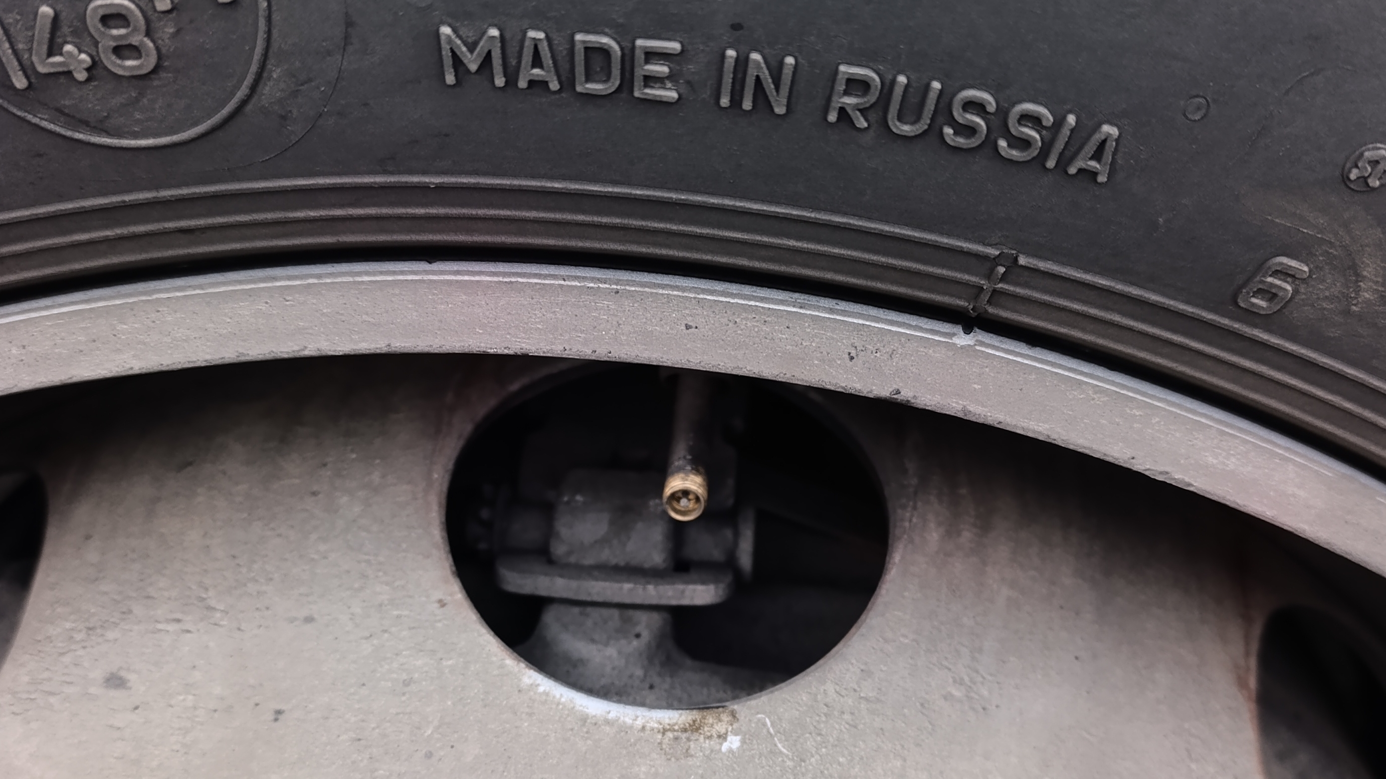 Нищеброды на стоянке скрутили колпачёк с колеса. Загрузился в Новосибирск. смотреть онлайн