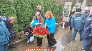 10 лет трагедии. Возложение цветов на Серафимовском кладбище у памятника «Сложенные крылья».